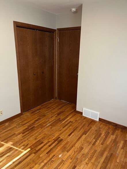 Building Photo - 1043 6th Ave