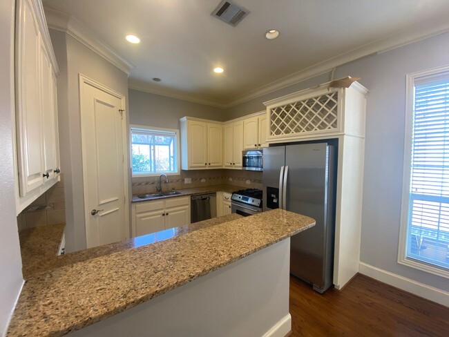 Building Photo - Two Bedroom, 3 level Condo in Oak Lawn