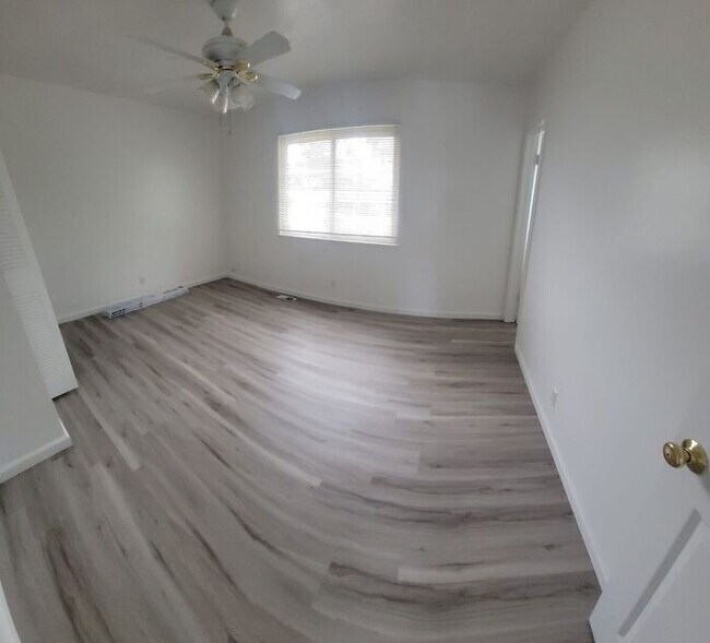 Building Photo - For Rent 3 bed 3 bath Plus 4th room or Off...