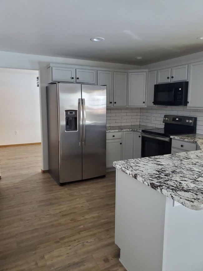 Building Photo - August Rent FREE - 4 Bedroom / Triple Car Garage