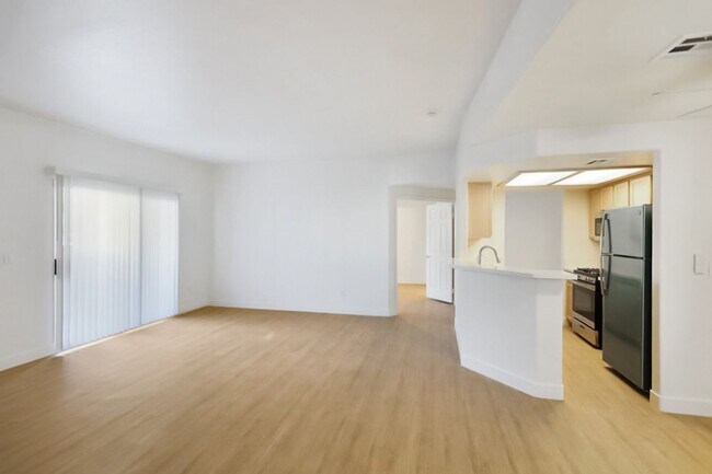 Building Photo - Beautifully Updated 2 Bed and 2 Bath Hende...