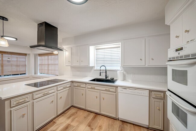 Building Photo - 16326 Heatherdale Dr