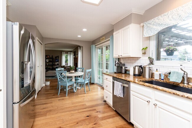 Building Photo - Charming Monument Retreat with  Private Ba...