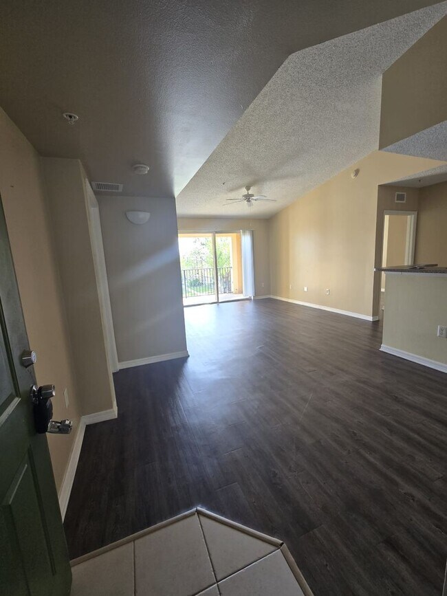Building Photo - RESORT STYLE, BEAUTIFUL 2 BEDROOM AND 2 BATHROOMS ON THE TOP FLOOR