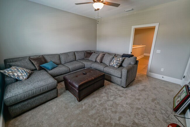 Building Photo - Available end of January in beautiful Summ...