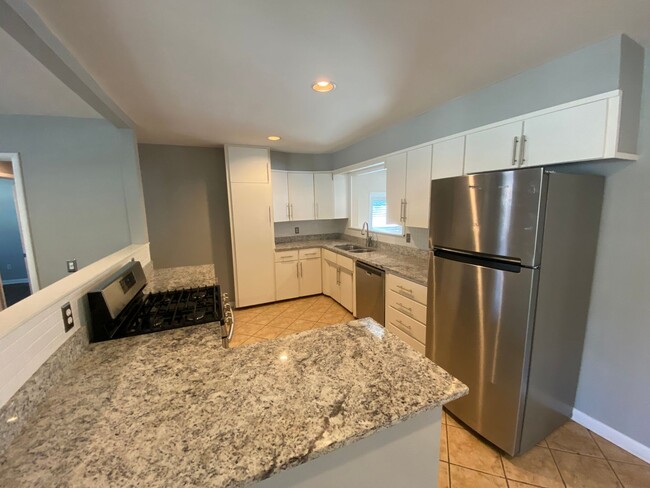Building Photo - Charming Updated Mid-Century in Fayettevil...