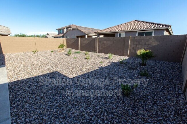 Building Photo - 305 Pinnacle Ridge Dr