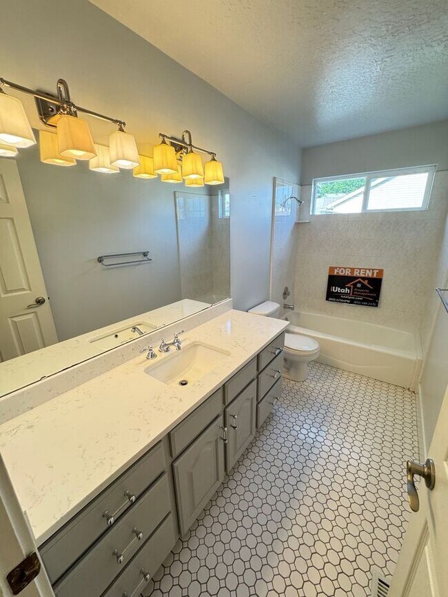 Building Photo - 4 bed 2 bath 2 car garage. Dog Friendly