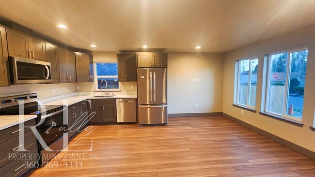 Building Photo - Modern 2-Bed Duplex Near PSNS with A/C, Ca...