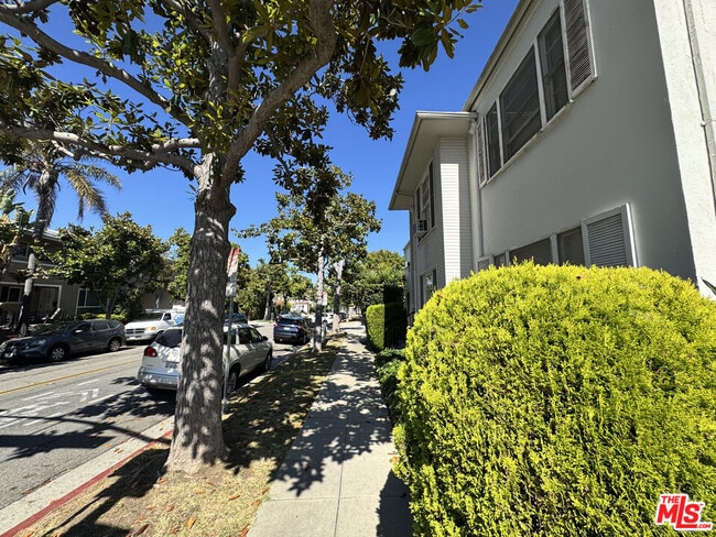 Building Photo - 300 S Doheny Dr