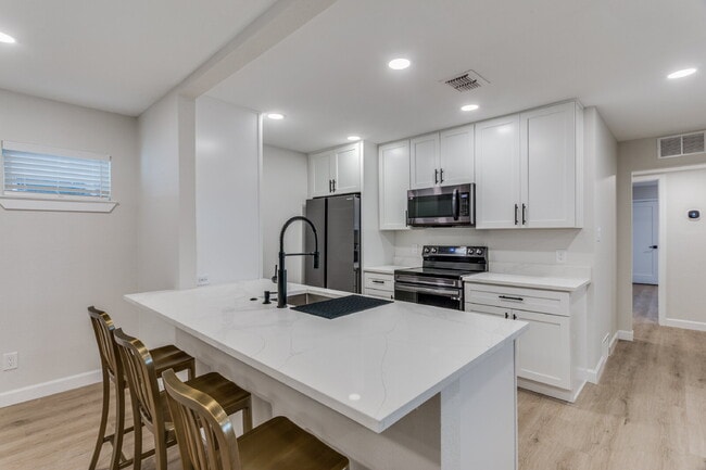 Building Photo - 2805 Sandage Ave
