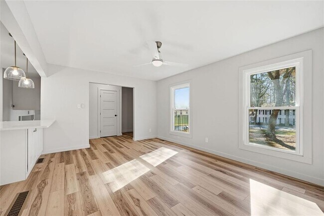 Building Photo - 3400 Elm Creek Dr