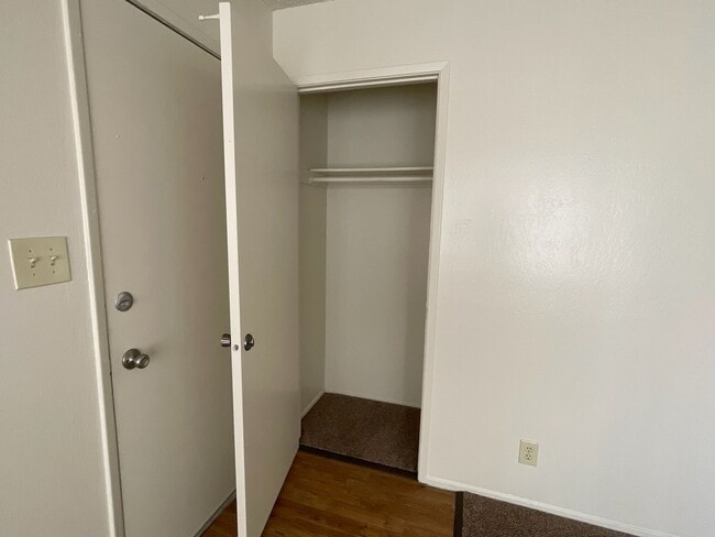 Building Photo - Large Upstairs 2-Bedroom with New Carpet & On-Site Laundry