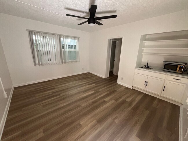 Interior Photo - 944 Tiverton Avenue