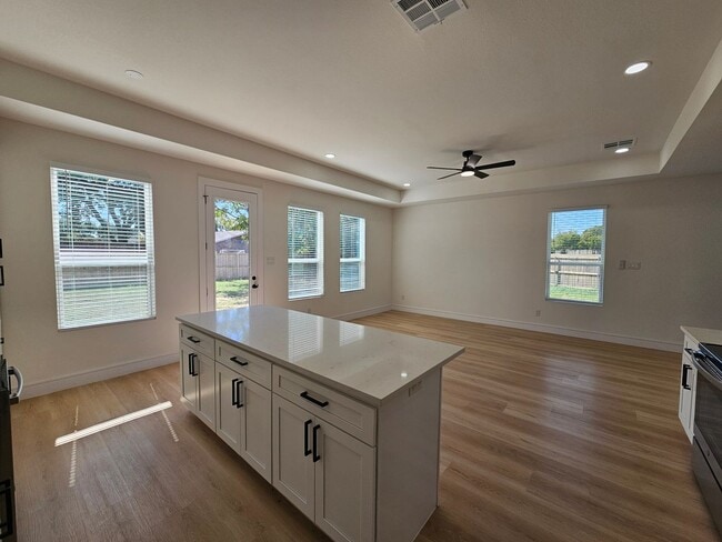 Building Photo - Ready for immediate move in!