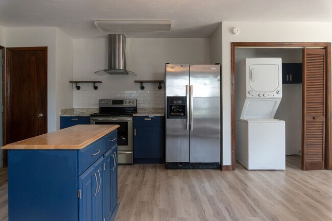 Building Photo - 1521 Cinnamon Bear Cir
