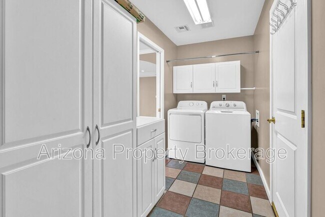 Building Photo - 5610 W Grovers Ave
