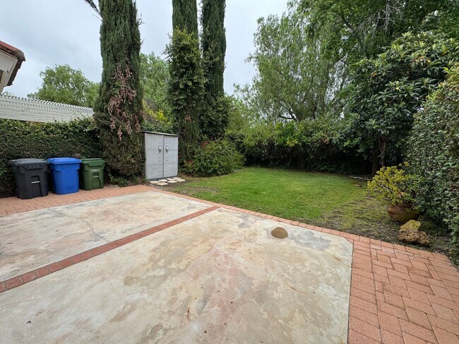 Building Photo - Agoura Hills Gem with Private Yard & HOA Pool