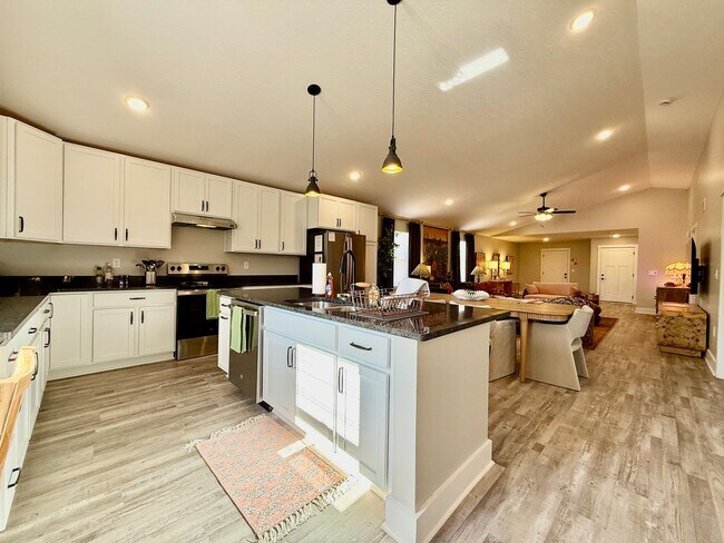 Building Photo - 5 Bed 3 Bath Home With Hot Tub In West Chester, OH