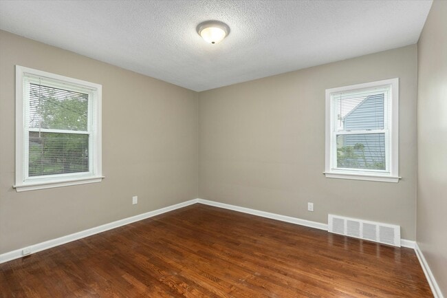 Building Photo - 416 N Kenwood Ave