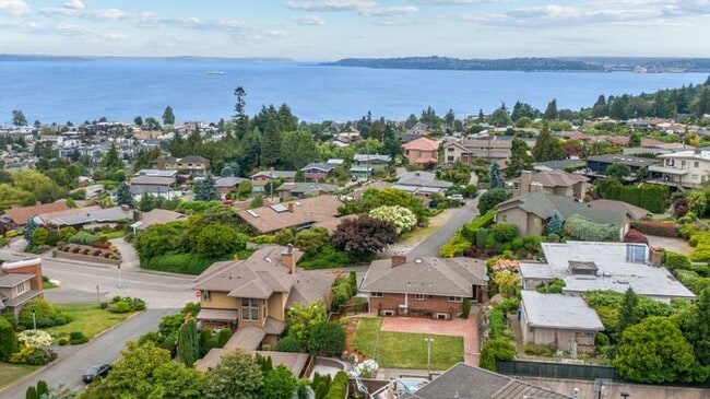 Building Photo - Gorgeous West Seattle Mid-Century Modern w...