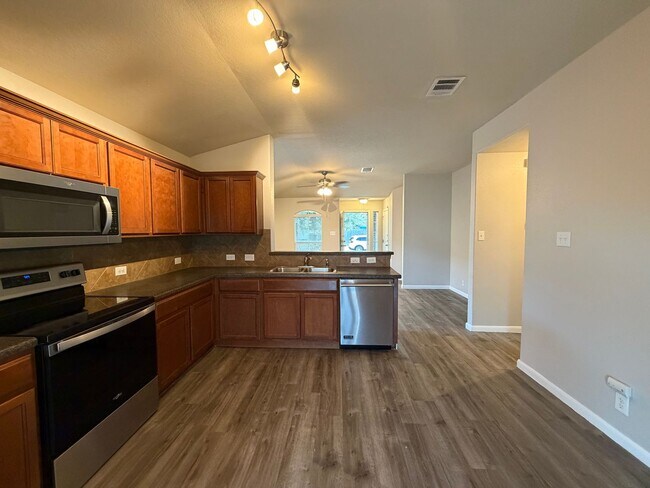 Building Photo - Lovely 3/2 in Gardens of Ranch Estates, NBTX
