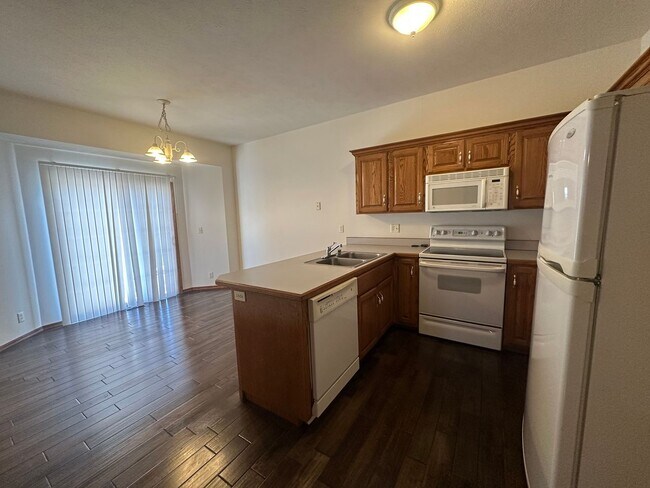 Building Photo - 3 bed 2.5 bath in Chesterfield Village in Springfield