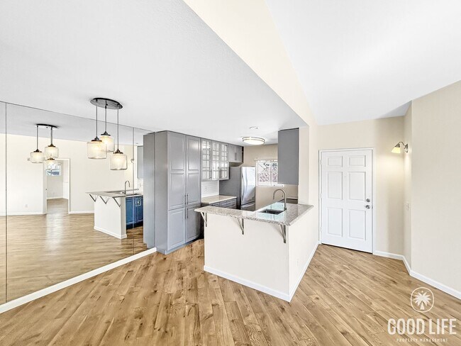 Primary Photo - Stunning 2BD/2BA W/ Updated Kitchen and Re...