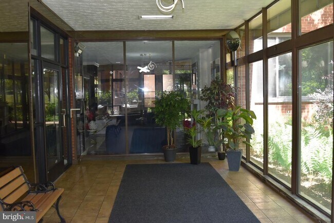 Building Photo - 1111 Arlington Blvd