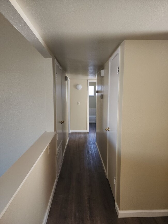 Building Photo - 3 Bedroom 2 Bathroom with Garage and Washe...