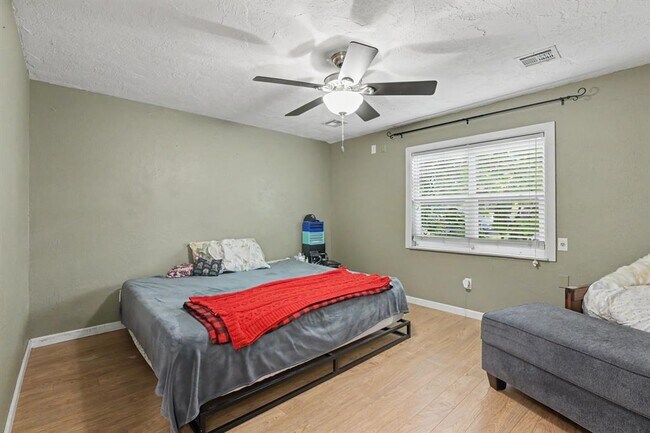 Building Photo - 207 E Juniper Ln