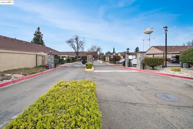 Building Photo - GREAT BRENTWOOD LOCATION IN THIS WONDERFUL CENTRALLY LOCATED COMMUNITY; GREAT CONDITION AND MOVE ...