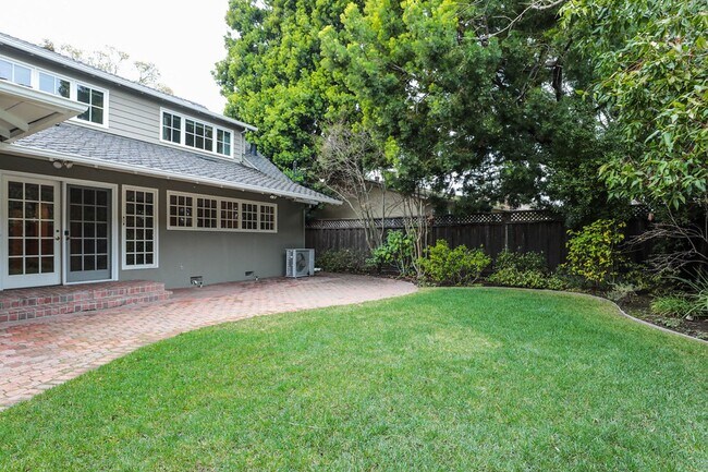 Building Photo - Expansive 6 Bed, 3.5 Bath Executive Home i...