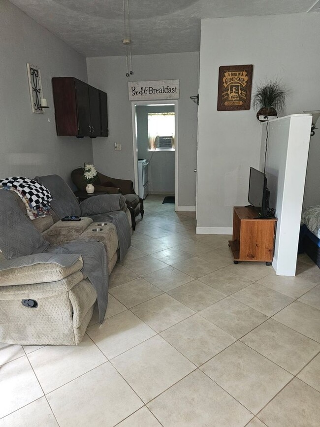 Building Photo - Furnished Studio with Carport & Storage - ...