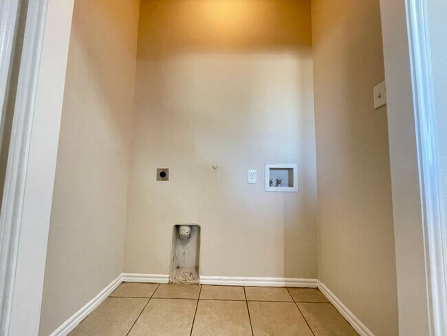 Building Photo - Charming 3/2 Duplex with Garage — No Carpet, Fenced Yard!
