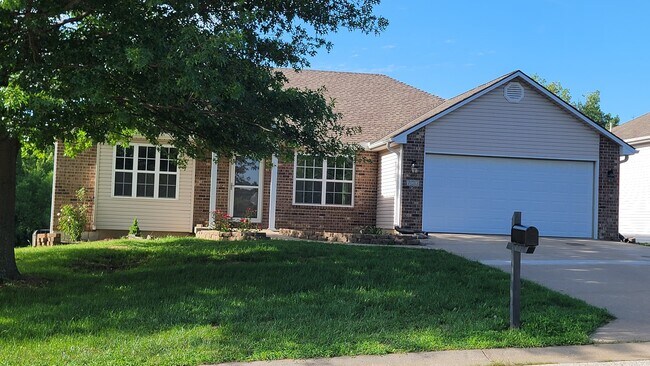 Building Photo - 723 Iron Horse Dr