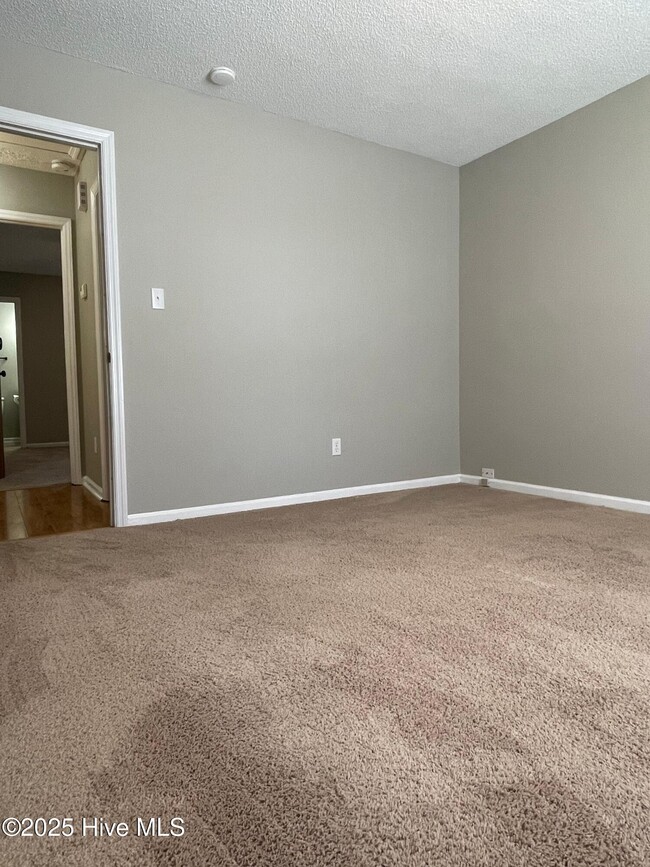 Building Photo - 2302 Knollwood Ln