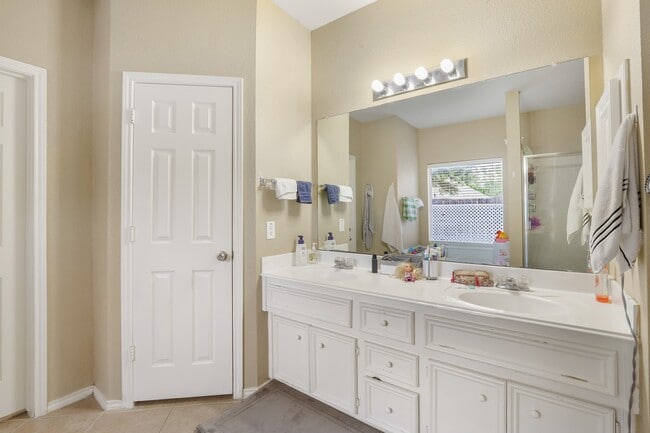 Building Photo - 17611 Haywood Oaks Dr