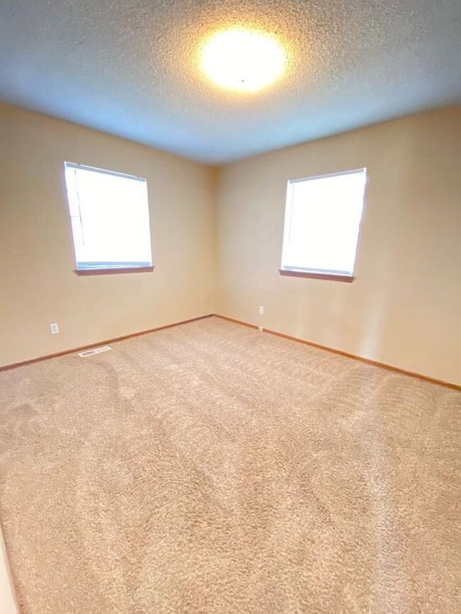 Building Photo - AVAILABLE NOW!