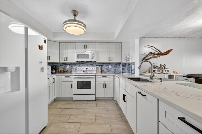 Building Photo - 801 S Ocean Dr