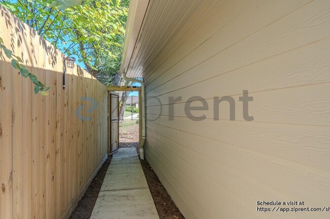 Building Photo - 4031 Leeshire Dr