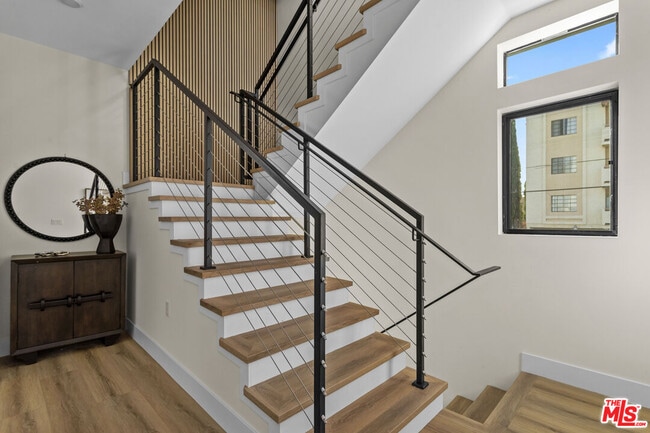 Building Photo - 1318 1/2 N Vista St