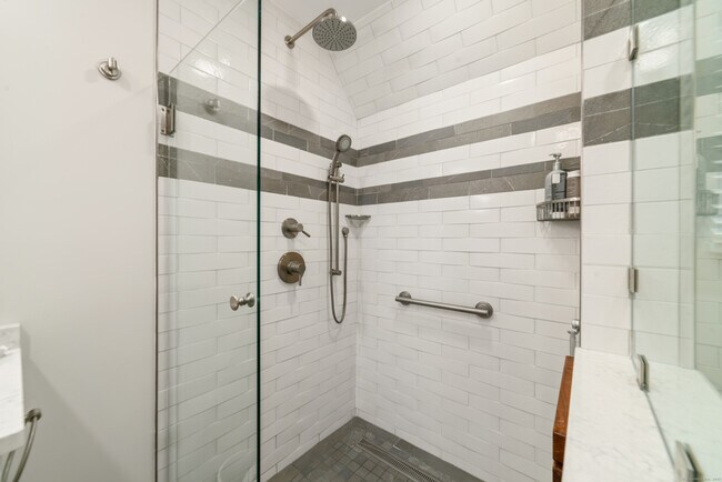 Building Photo - 595 Heritage Vlg