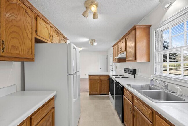 Building Photo - Country Living! Brick Ranch!