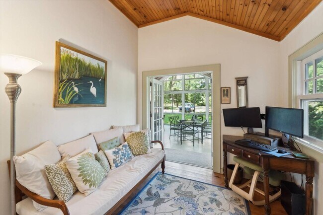 Building Photo - 695 Main St