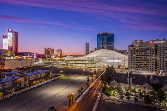Building Photo - Absolutely stunning high rise loft at Metr...