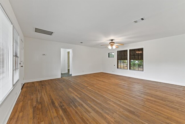 Building Photo - 400 N Elm St