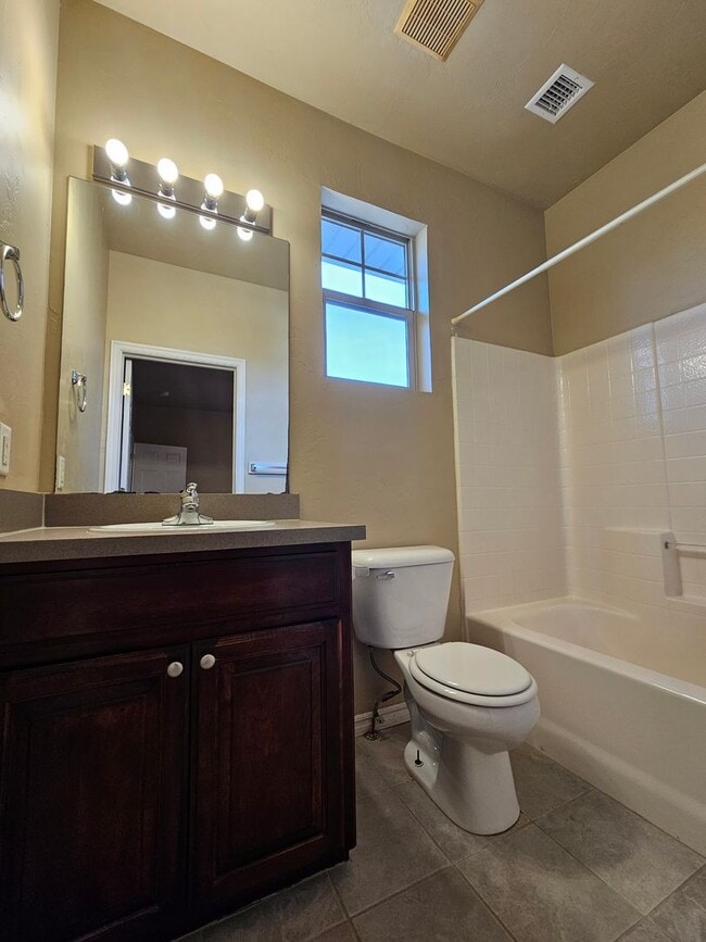 Building Photo - (3) Bed/(2.5) Bath Townhouse in Core Norman! Avail NOW!