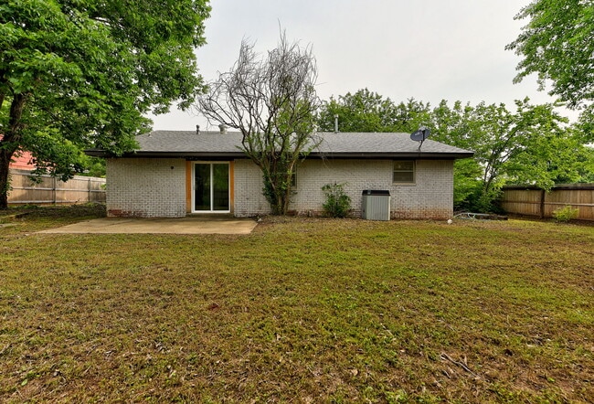 Building Photo - 1627 Surrey Dr