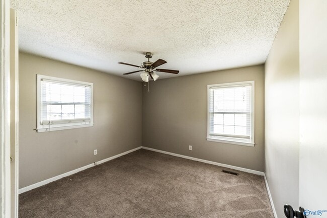 Building Photo - 2107 Edinburgh Dr SW
